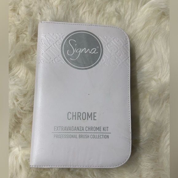 Sigma Beauty Brushes and Two Cases - Picture 13 of 16